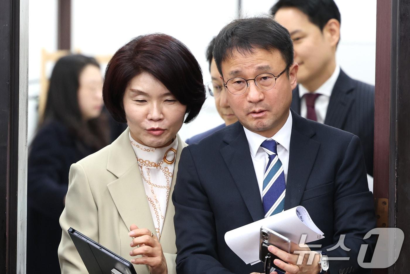 본문 이미지 - 한병도 더불어민주당 원내대표와 한정애 정책위의장이 7일 서울 여의도 국회에서 열린 원내대책회의에 참석하며 대화하고 있다. 2026.4.7 ⓒ 뉴스1 신웅수 기자