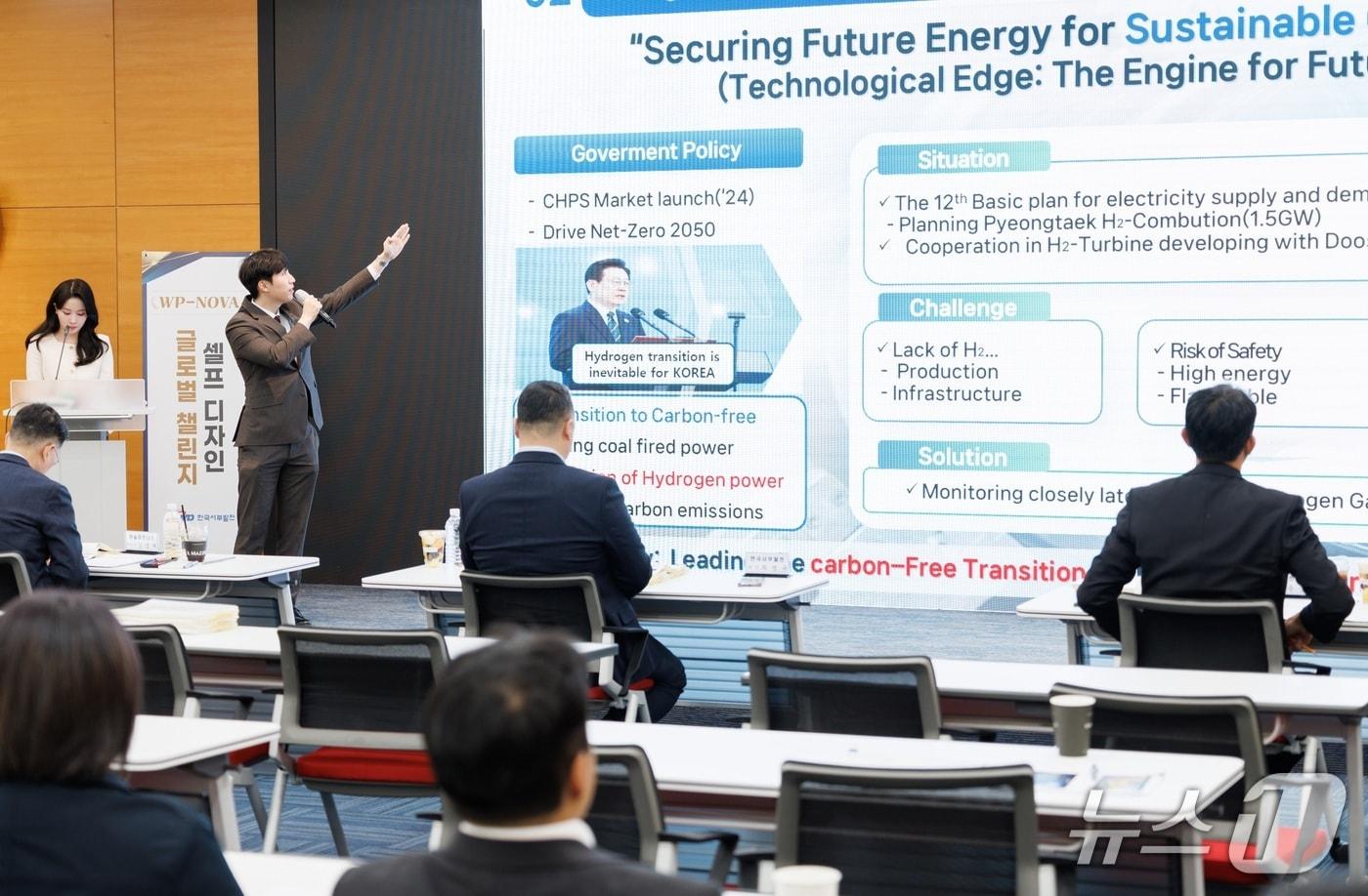 본문 이미지 - 한국서부발전은 미래 성장동력 발굴을 위한 직원 주도 혁신 프로그램인 ‘더블유피 노바(WP NOVA·New Opportunity & Vision Acceleration) 셀프 디자인 글로벌 챌린지(더블유피 노바)’를 출범했다고 7일 밝혔다. 사진은 이날 진행된 최종 심사 중 참가자가 발표하는 모습. (사진제공 = 서부발전)