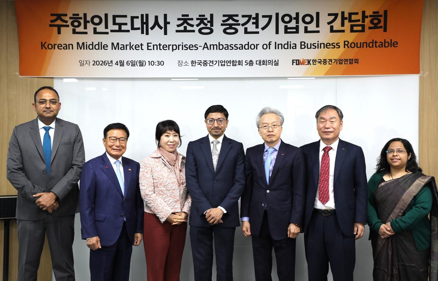 본문 이미지 - 왼쪽부터 니시 칸트 싱 주한인도부대사, 구자관 삼구아이앤씨 책임대표사원, 김해련 태경그룹 회장, 고랑랄 다스 주한인도대사, 최진식 한국중견기업연합회 회장, 박일동 디섹 회장, 산자나 아리아 주한인도대사관 일등서기관​이 기념사진을 찍고 있다.(한국중견기업연합회 제공)