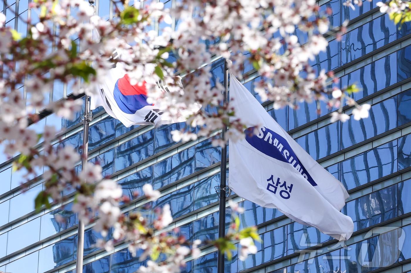 본문 이미지 - 삼성전자가 올해 1분기 잠정 실적으로 매출액 133조원, 영업이익 57조 2000억원을 기록했다고 7일 밝혔다. 매출은 전년동기 대비 68.06%, 전분기 대비 41.73% 증가했다. 영업이익은 전년동기 대비 755.01%, 전분기 대비 185% 증가했다. 사진은 이날 오전 서울 서초구 삼성전자 사옥. 2026.4.7 ⓒ 뉴스1 김성진 기자