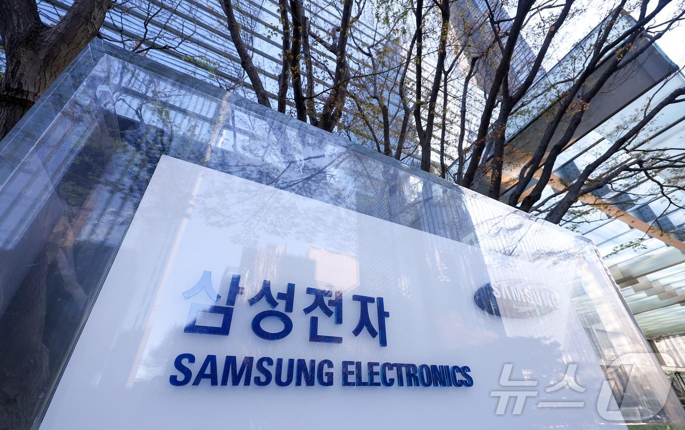 본문 이미지 - 삼성전자가 올해 1분기 잠정 실적으로 매출액 133조원, 영업이익 57조 2000억원을 기록했다고 7일 밝혔다. 매출은 전년동기 대비 68.06%, 전분기 대비 41.73% 증가했다. 영업이익은 전년동기 대비 755.01%, 전분기 대비 185% 증가했다. 사진은 이날 오전 서울 서초구 삼성전자 사옥. 2026.4.7 ⓒ 뉴스1 김성진 기자