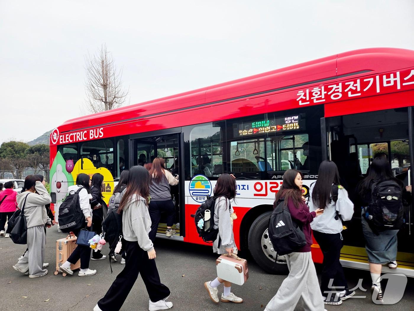 본문 이미지 - 빵빵버스에 탑승하고 있는 학생들.(의령군 제공. 재판매 및 DB금지)