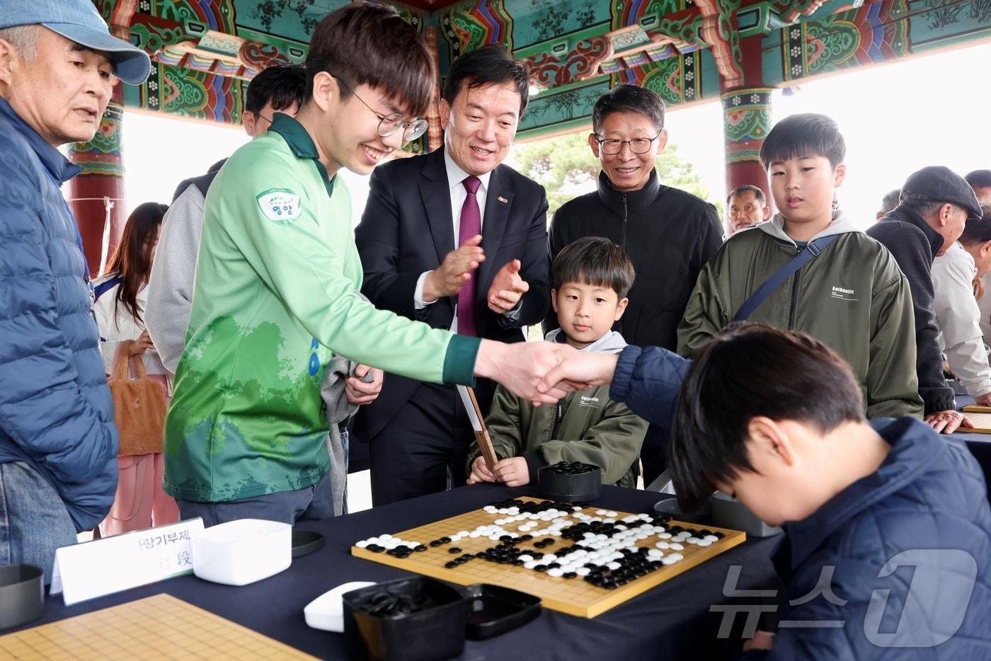 본문 이미지 - 영암군, 프로바둑기사와 승부(영암군 제공. 재판매 및 DB금지) ⓒ 뉴스1 