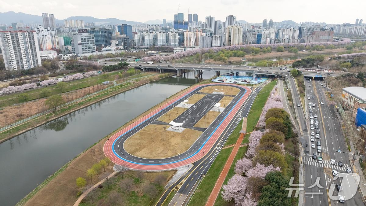 본문 이미지 - 새롭게 조성된 목동교 하부 '육상·인라인 복합 트랙' 전경.(양천구 제공)