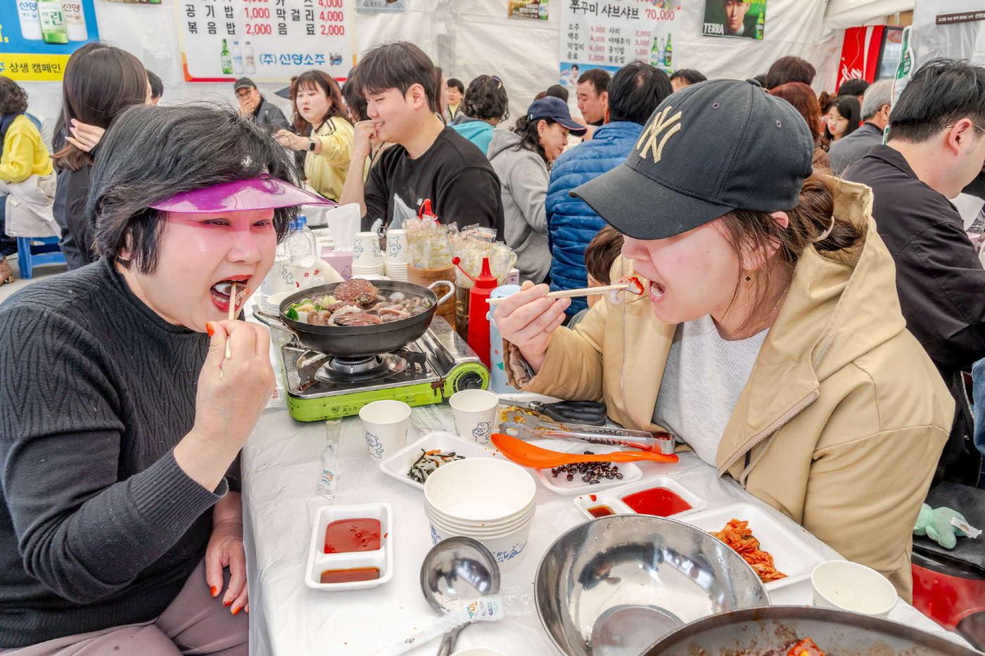 본문 이미지 - '24회 동백꽃 주꾸미 축제' 진행 모습.(서천군 제공. 재판매 및 DB금지)/뉴스1