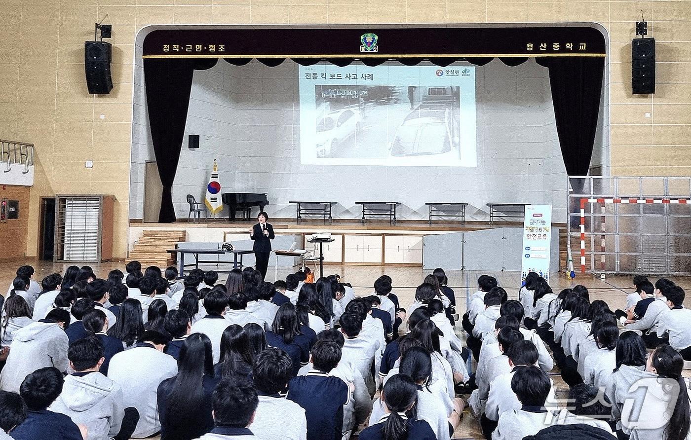 본문 이미지 - 대구 달서구와 대구안전생활실천시민연합이 청소년 자전거 및 개인형 이동장치 사고 예방을 위해 '학교로 찾아가는 교통안전교육'을 실시한다. (달서구 제공. 재판매 및 DB금지)