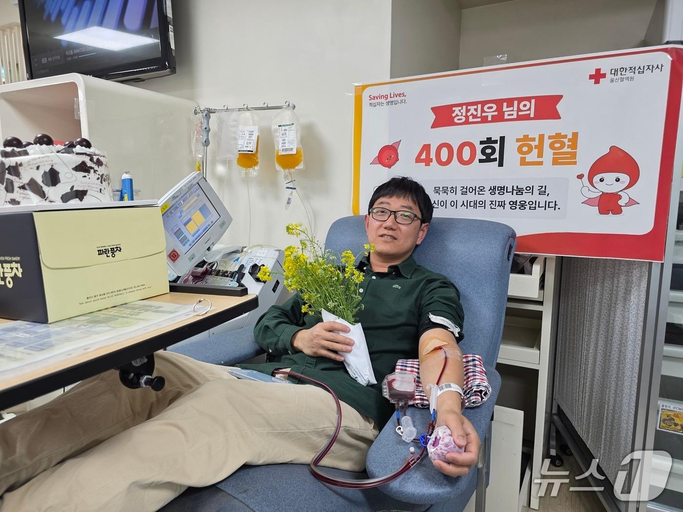본문 이미지 - 정진우 씨가 지난 6일 헌혈의집 성남동센터에서 400번째 헌혈을 하고 있다.(대한적십자사 울산혈액원 제공. 재판매 및 DB금지)/뉴스1