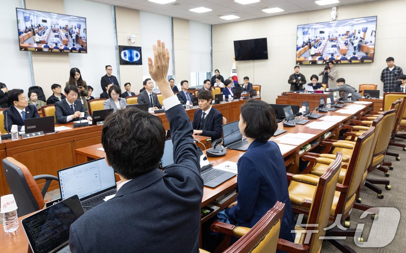 본문 이미지 - 7일 서울 여의도 국회에서 열린 제434회국회(임시회) 과학기술정보방송통신위원회 제2차 전체회의에서 2026년도 제1회 추가경정예산안 의결 거수 투표가 진행되는 가운데 이준석 개혁신당 대표가 반대의견을 표시하고 있다. 2026.4.7 ⓒ 뉴스1 이승배 기자