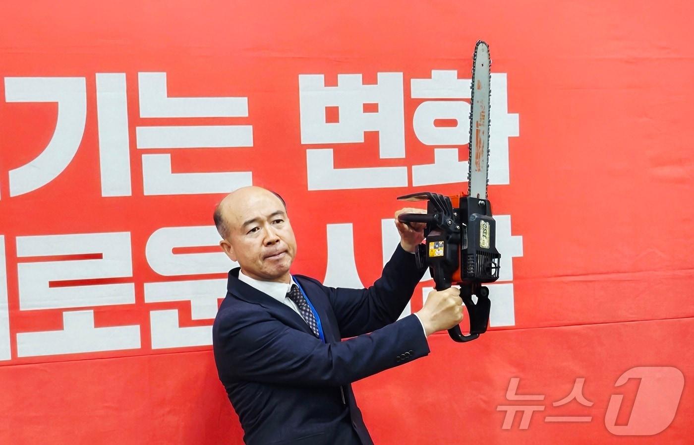 본문 이미지 - 6·3 지방선거 대구시장 경선에서 컷오프(공천 배제)된 김한구 전 현대자동차 노동조합 대의원이 7일 대구 수성구 국민의힘 대구시당에서 기자회견을 열어 무소속 출마 의지를 밝힌 뒤 이재명 정부가 추진하는 사법개혁을 비판하고, 국민의힘 쇄신을 촉구하는 퍼포먼스를 하고 있다. 2026.4.7 ⓒ 뉴스1 남승렬 기자