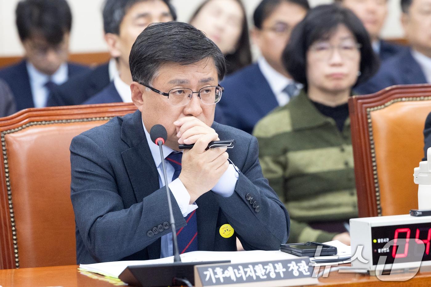 본문 이미지 -  김성환 기후에너지환경부 장관이 서울 여의도 국회에서 열린 제434회국회(임시회) 기후에너지환경노동위원회 1차 전체회의에서 의원 질의를 듣고 있다. 2026.4.7 ⓒ 뉴스1 이승배 기자