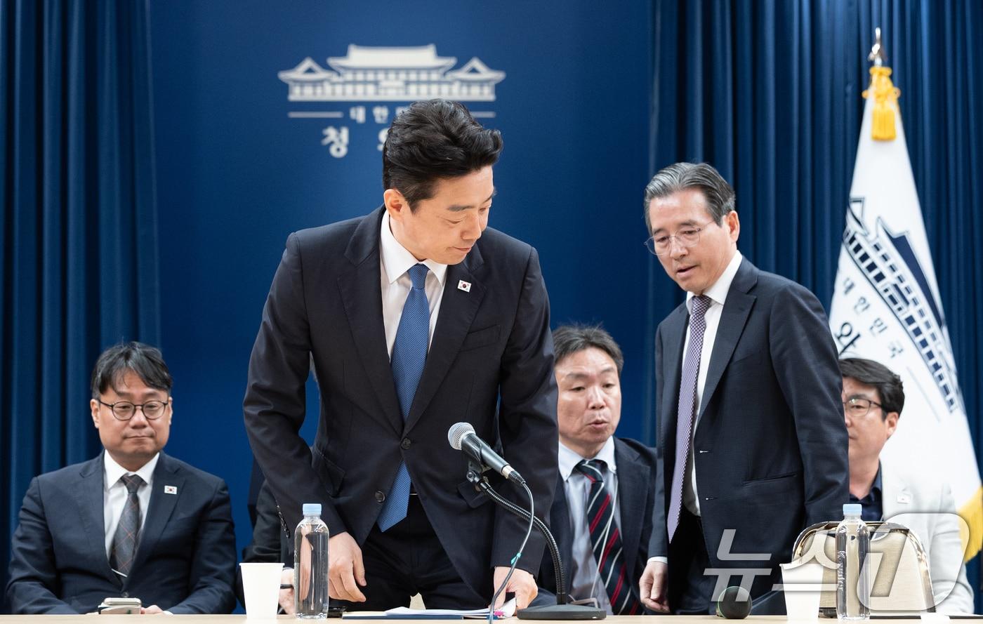 본문 이미지 - 강훈식 비서실장과 김용범 정책실장이 7일 청와대 춘추관에서 열린 중동상황 관련 기자간담회에 참석하고 있다. 2026.4.7 ⓒ 뉴스1 이재명 기자