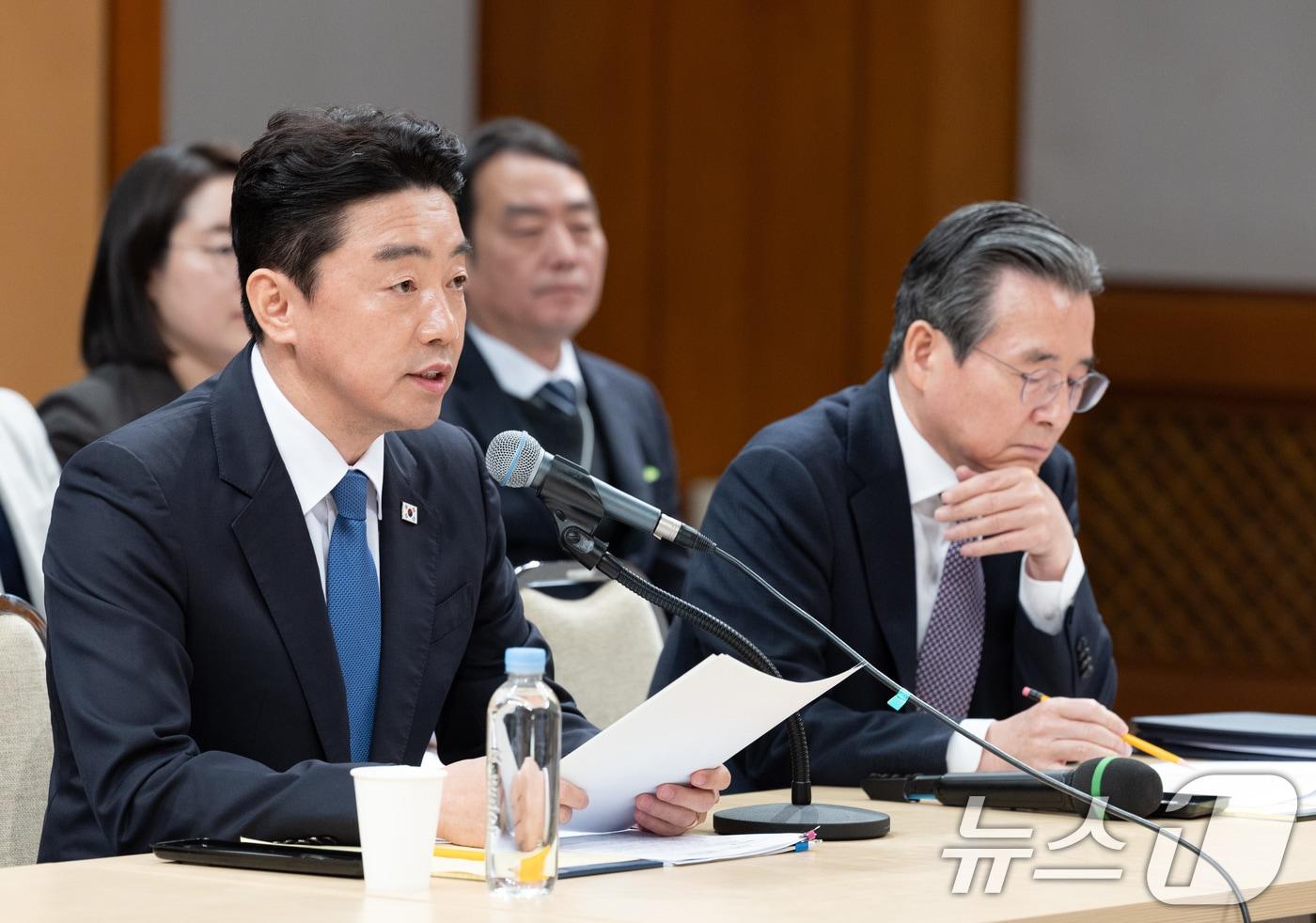 본문 이미지 - 강훈식 비서실장이 7일 청와대 춘추관에서 열린 중동상황 관련 기자간담회에서 발언을 하고 있다. 2026.4.7 ⓒ 뉴스1 이재명 기자