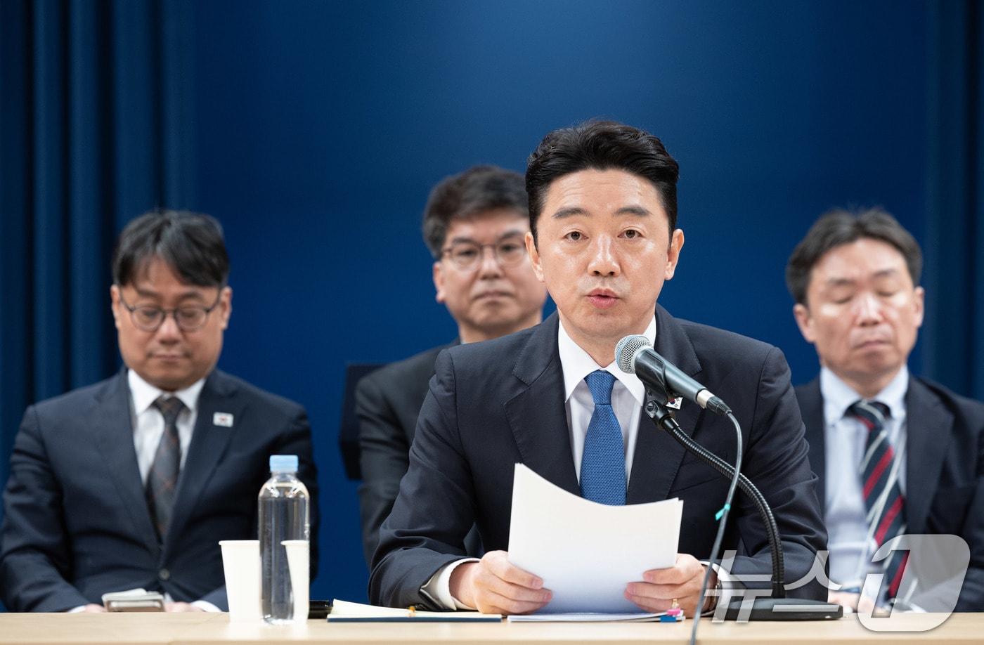 본문 이미지 - 강훈식 비서실장이 7일 청와대 춘추관에서 열린 중동상황 관련 기자간담회에서 발언을 하고 있다. 2026.4.7 ⓒ 뉴스1 이재명 기자