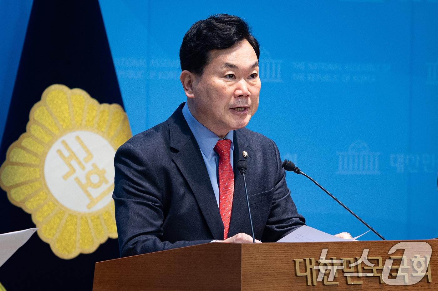 본문 이미지 - 김승수 국민의힘 야당탄압 가짜뉴스감시특별위원장이 7일 서울 여의도 국회 소통관에서 더불어민주당 서영교 의원 대북송금 발언 관련 기자회견을 하고 있다. 2026.4.7 ⓒ 뉴스1 유승관 기자