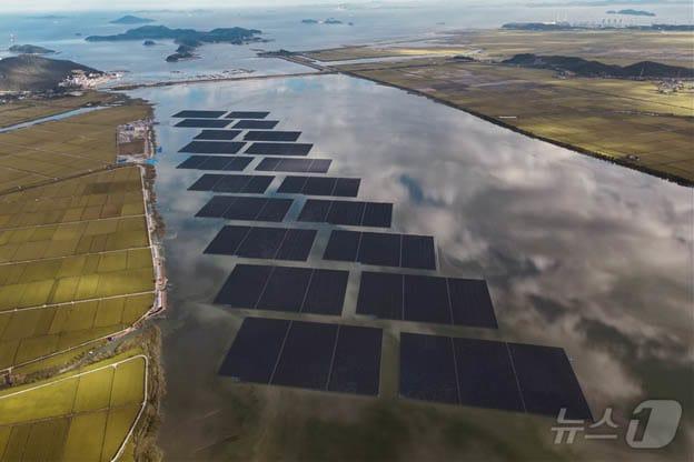 본문 이미지 - 수상 태양광 발전.(농어촌공사 제공, 재배포 및 DB 금지) ⓒ 뉴스1