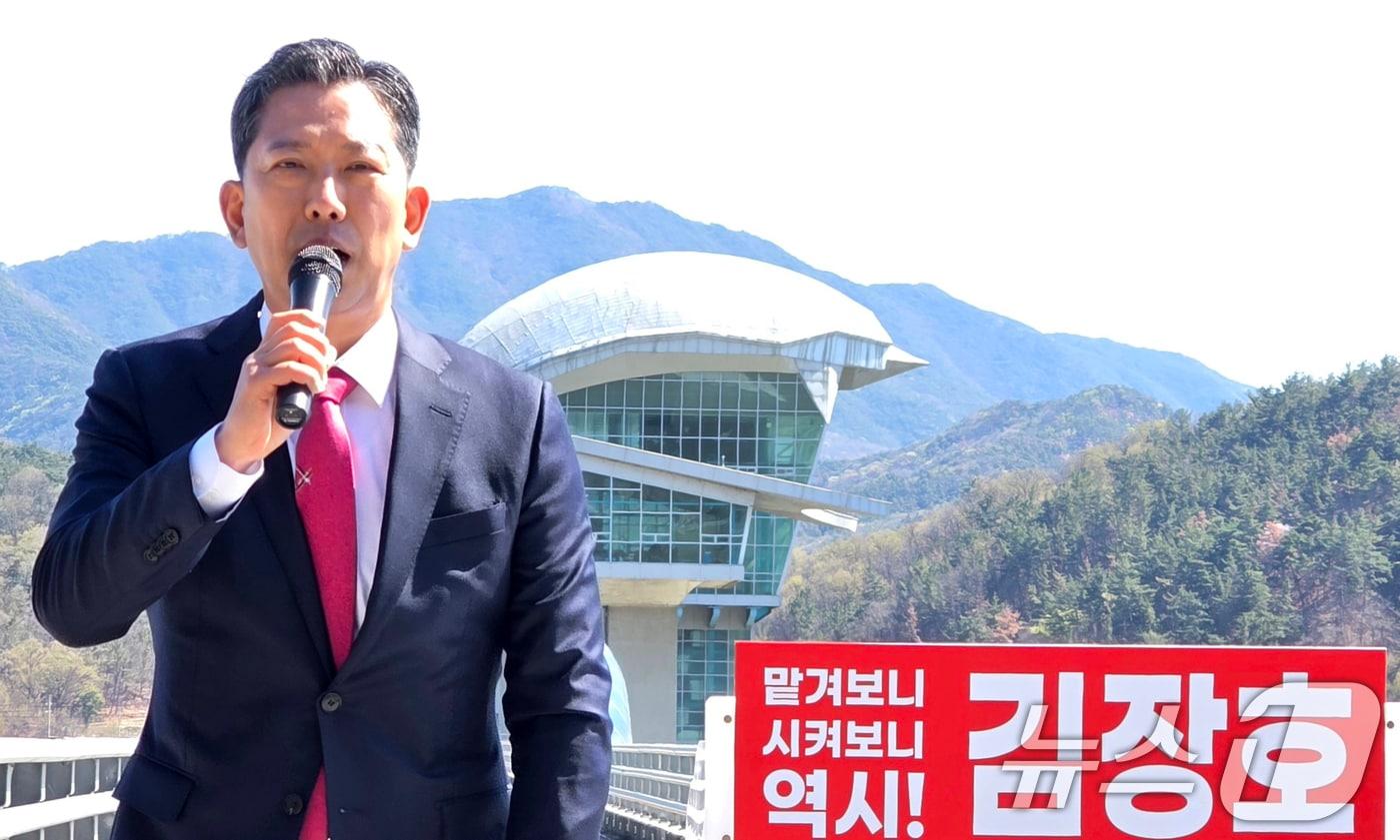 본문 이미지 - 김장호 경북 구미시장(57,국민의힘)이 7일 구미보에서 6·3지방선거 출마 기자횐견을 갖고 재선 도전을 선언하고 있다. 2026.4.7 ⓒ 뉴스1 정우용 기자