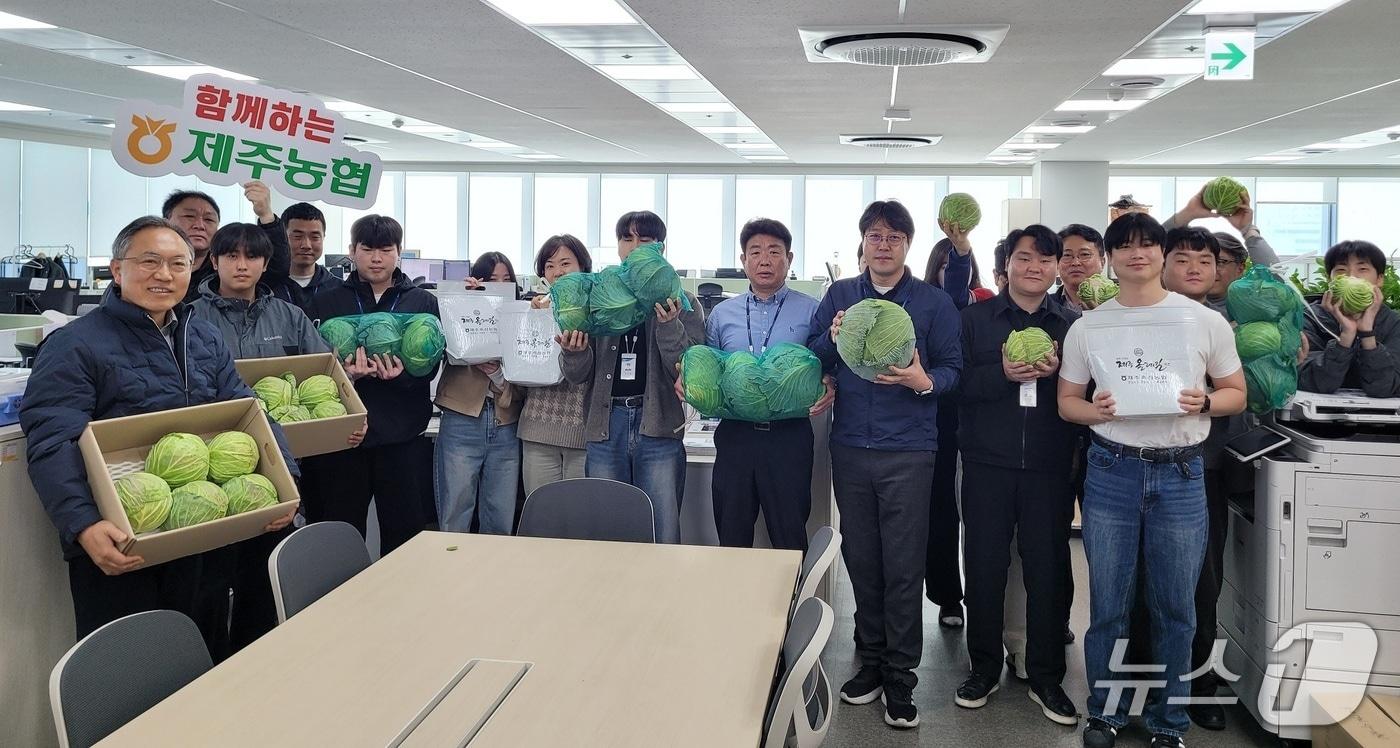 본문 이미지 - 제주농협 임직원 소비촉진운동.(농협중앙회 제주본부 제공. 재판매 및 DB 금지)