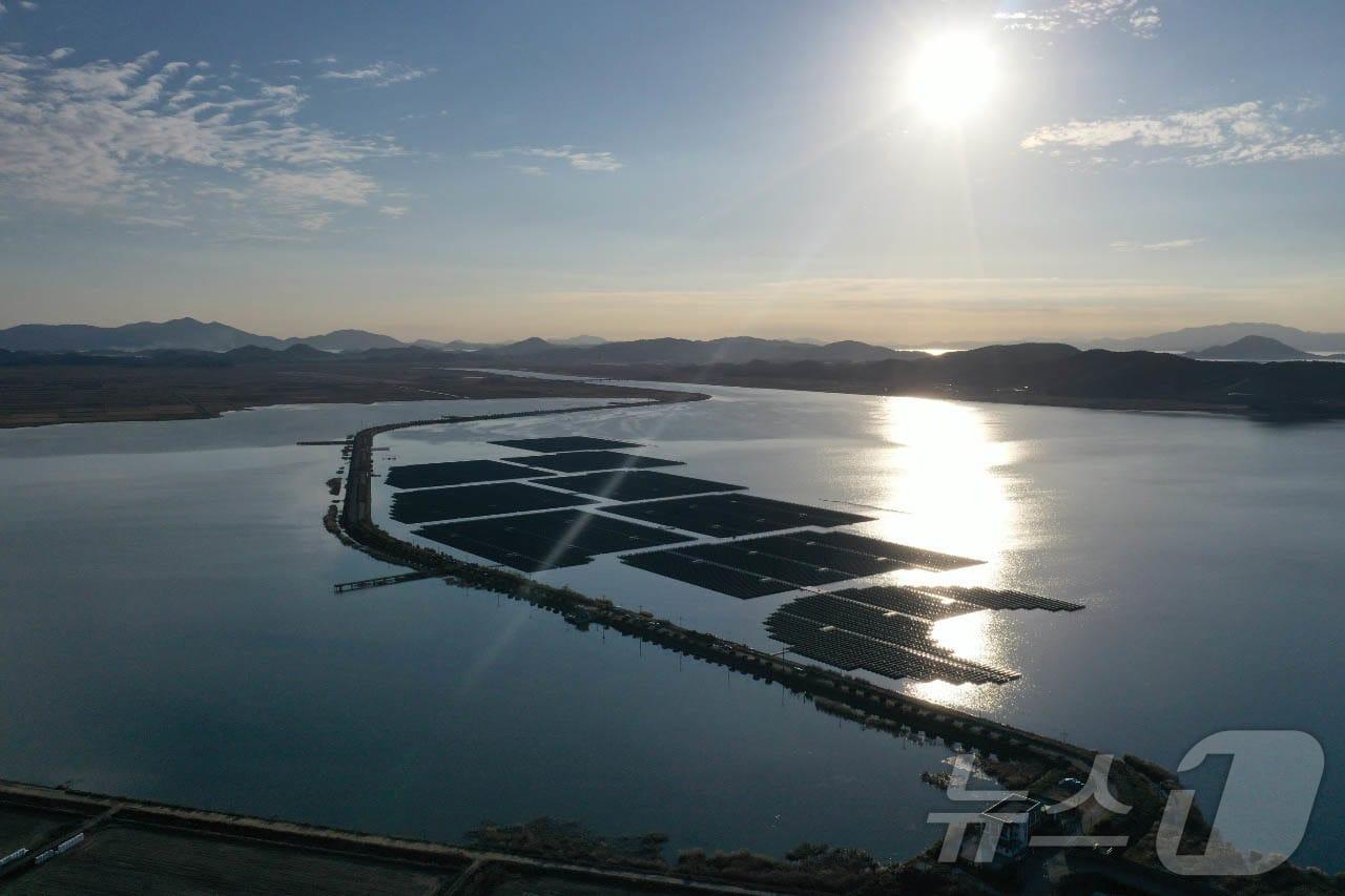 본문 이미지 - 수상 태양광 발전.(농어촌공사 제공, 재배포 및 DB 금지) ⓒ 뉴스1