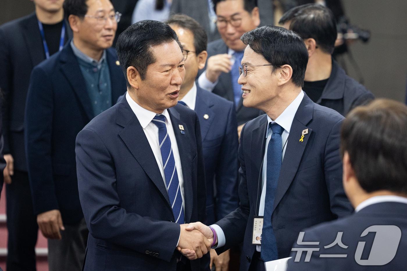 본문 이미지 - 더불어민주당 정청래 대표(왼쪽)와 박주민 의원. 2026.4.7 ⓒ 뉴스1 유승관 기자