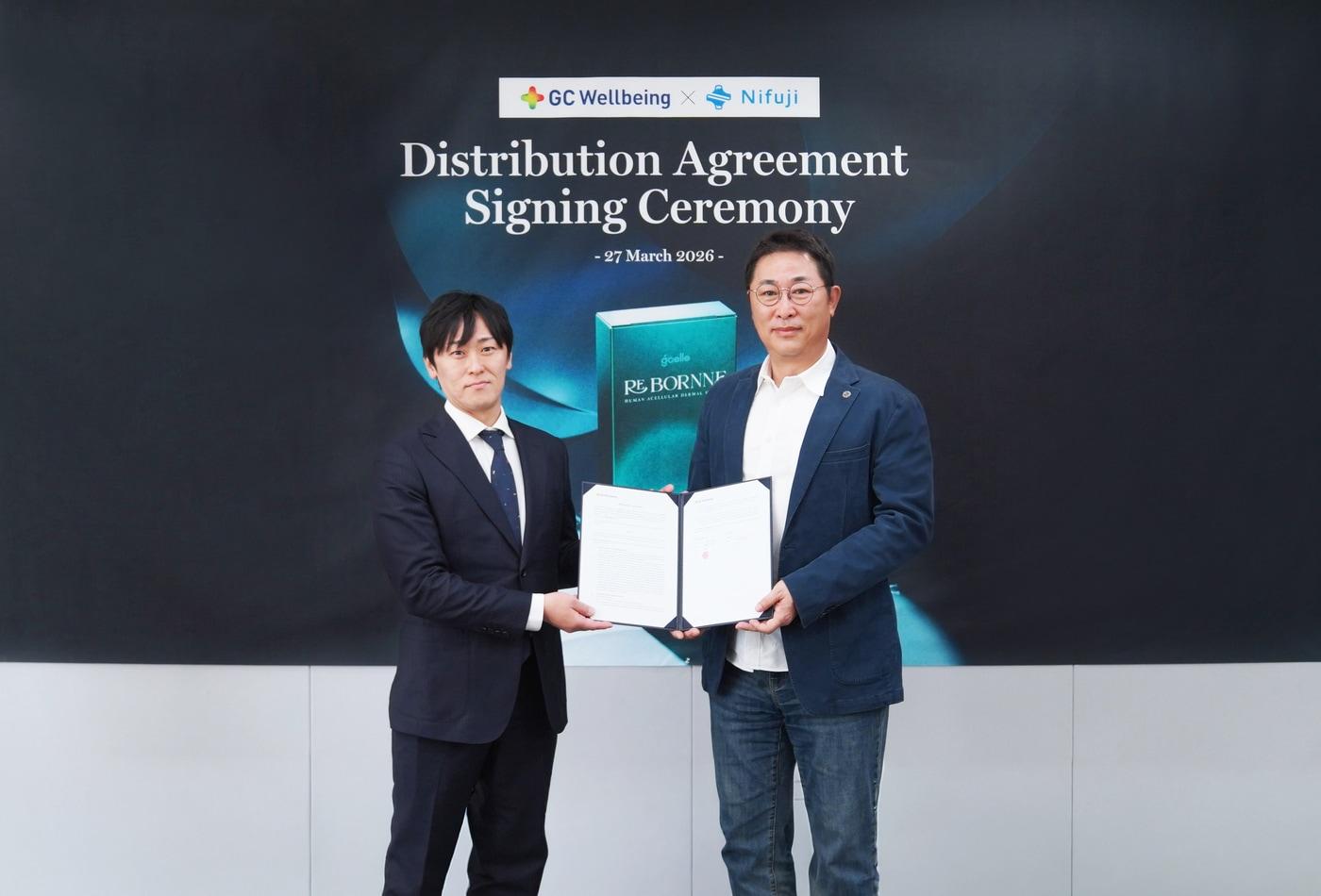 본문 이미지 - MOU 체결 후 세리머니 촬영 중인 케이타 고도(Keita Goto) 니후지 대표(좌), 김상현 GC녹십자웰빙 대표. (GC 제공)