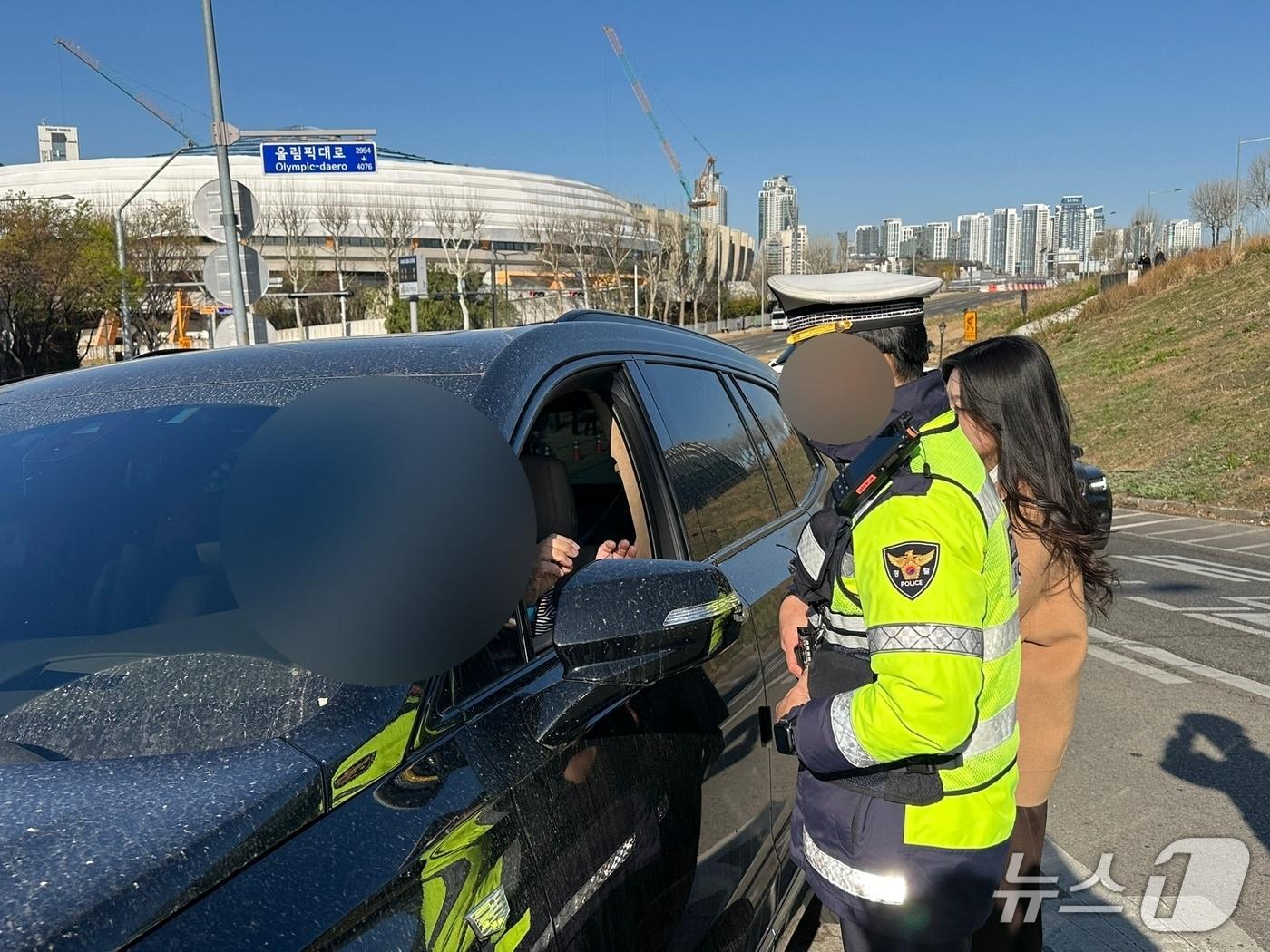 본문 이미지 - 7일 오전 서울 송파구 신천나들목 일대에서 경찰이 끼어들기 위반 차량을 단속하고 있다. 2026.4.7 ⓒ 뉴스1 강서연 기자