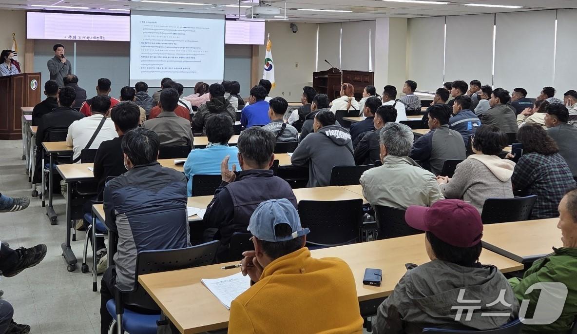 본문 이미지 -  충주경찰서 외국인 범죄 예방 교육.(충주경찰서 제공. 재판매 및 DB금지)