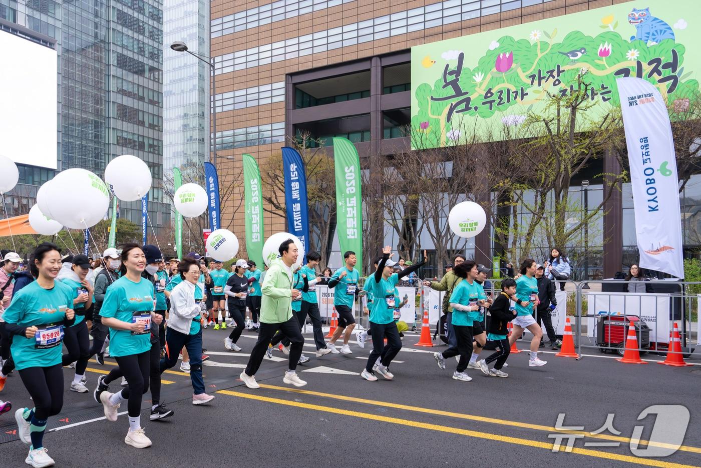 본문 이미지 - 지난 5일 오전 서울 광화문광장에서 열린 ‘2026 더 레이스 교보로런’ 마라톤 대회에서 조대규 교보생명 사장(앞줄 왼쪽 네 번째)을 비롯한 임직원, 설계사, 고객들이 ‘광화문글판’ 이 게시된 교보생명 빌딩 앞을 출발하고 있다. 교보생명은 “설계사와 고객 150명이 나란히 짝을 맞춰 달리는 동행 레이스를 펼쳤다”면서 “고객 인생 여정을 돕는 동반자로서 생명보험의 가치를 되새기는 계기가 됐다”고 설명했다./사진제공=교보생명