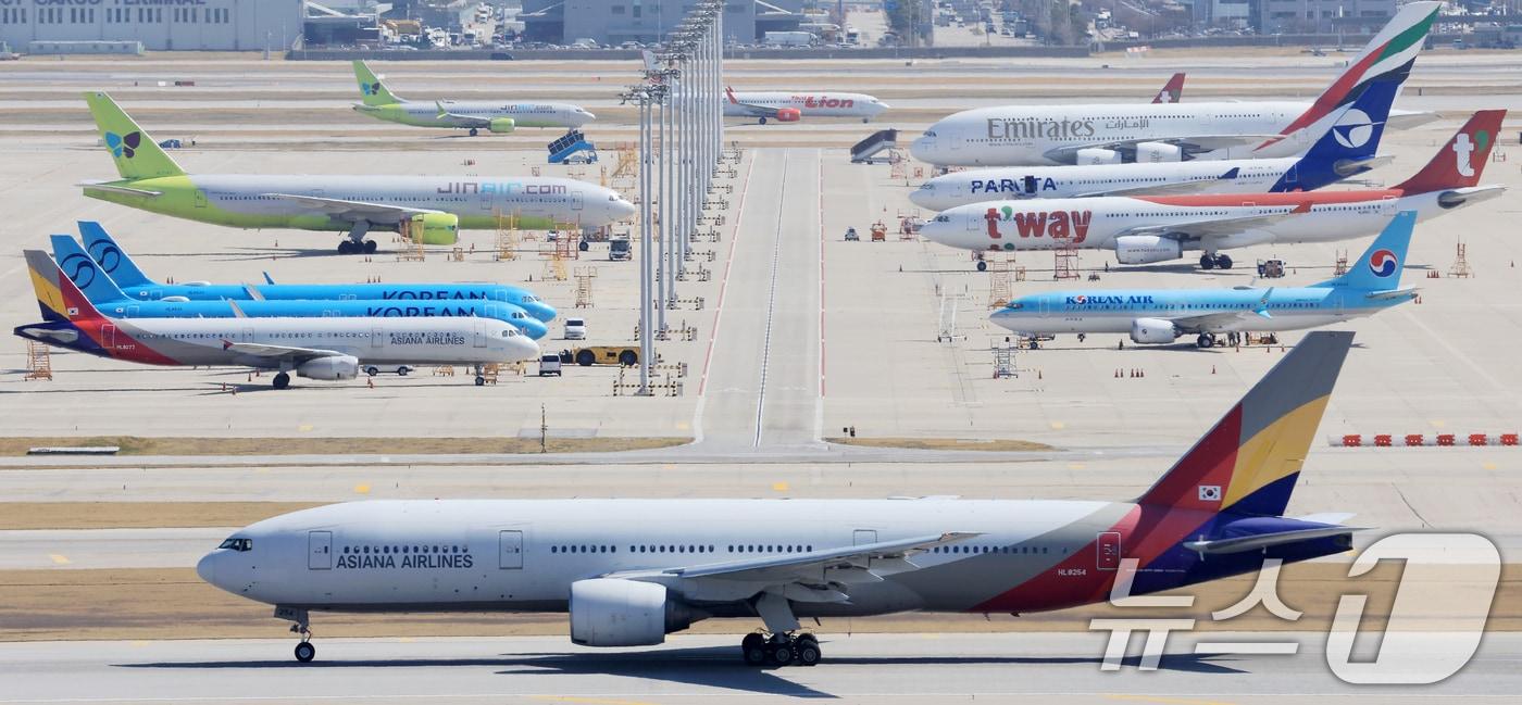 본문 이미지 - 인천국제공항 계류장에서 항공기들이 대기하고 있다. 2026.4.7 ⓒ 뉴스1 이호윤 기자