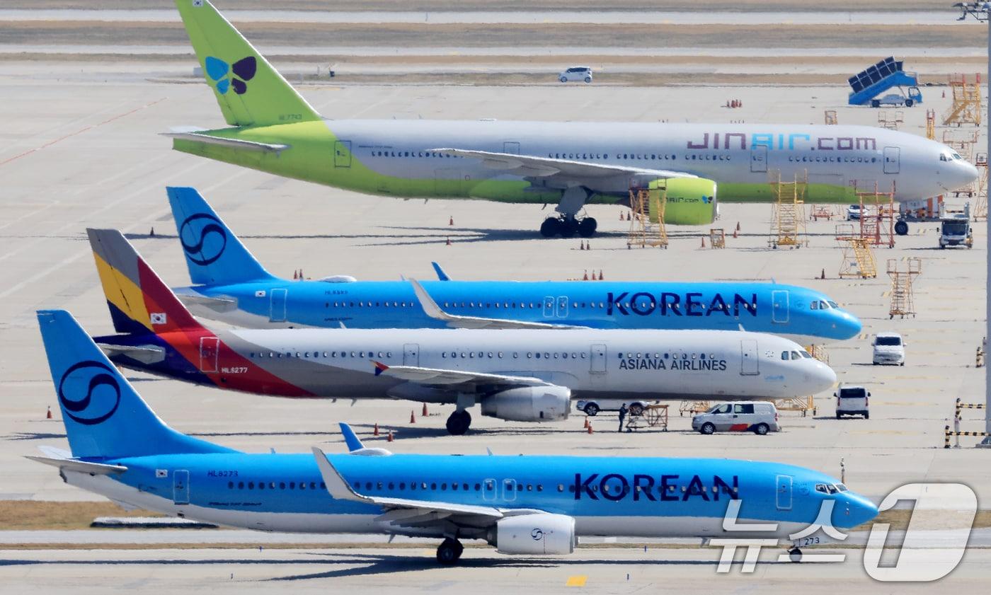 본문 이미지 - 인천국제공항 계류장에서 항공기들이 대기하고 있다. 2026.4.7 ⓒ 뉴스1 이호윤 기자