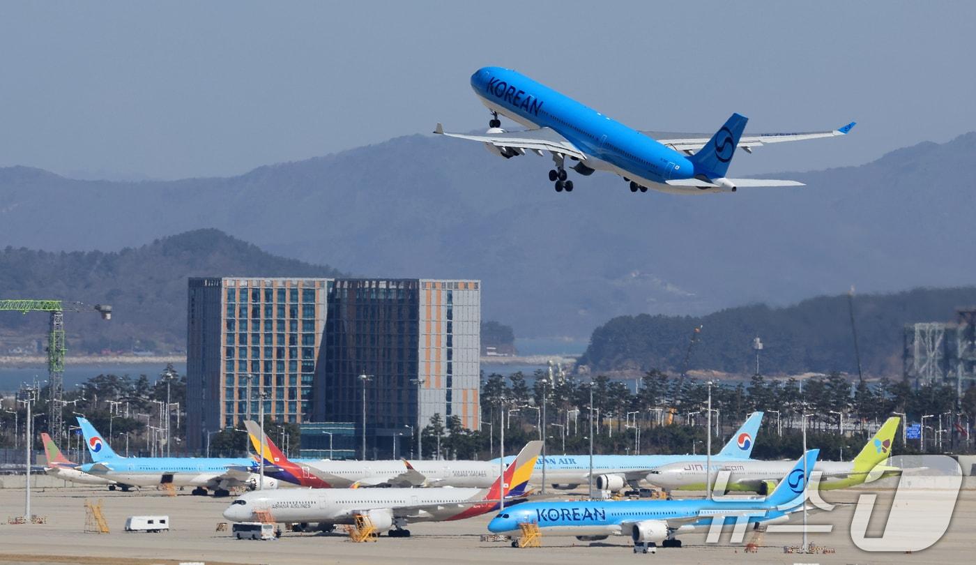 본문 이미지 - 지난  7일 인천국제공항 활주로에서 항공기가 이륙하고 있는 모습. 2026.4.7 ⓒ 뉴스1 이호윤 기자
