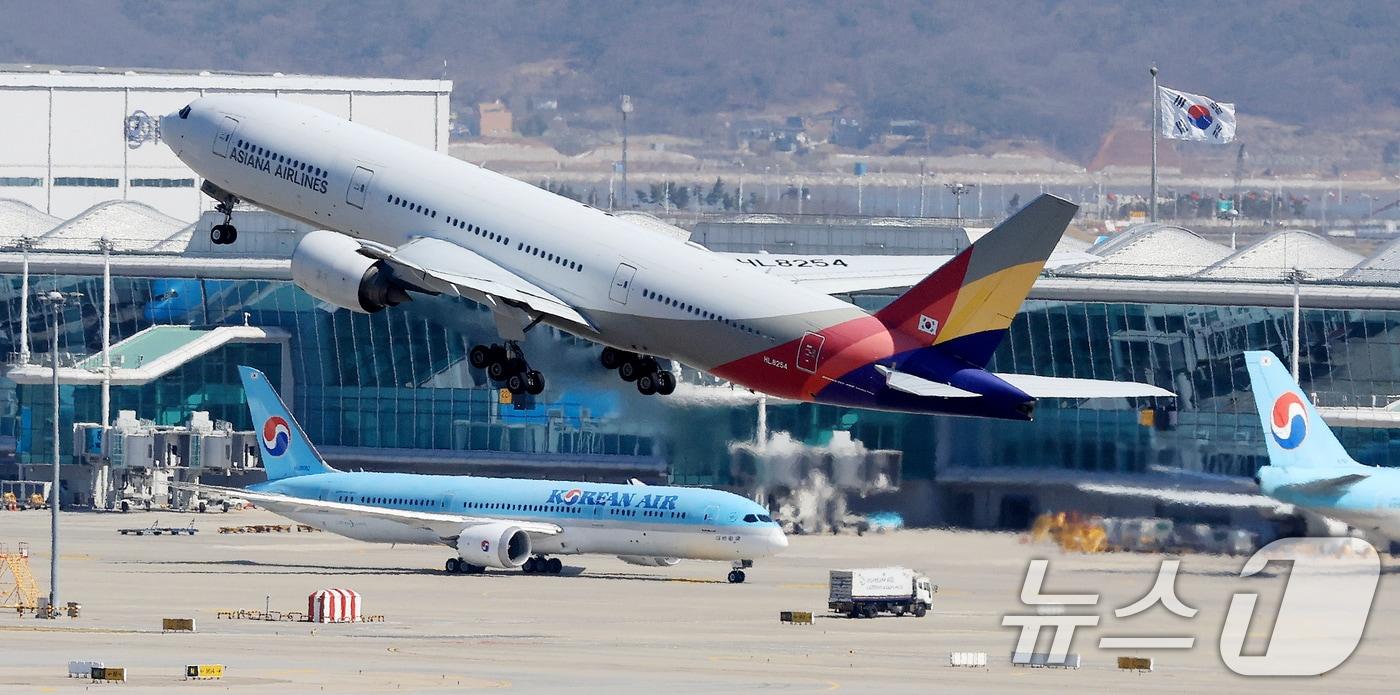본문 이미지 - 지난달 7일 인천국제공항 계류장에서 아시아나항공 항공기가 이륙하고 있는 모습(자료사진). 2026.4.7 ⓒ 뉴스1 이호윤 기자