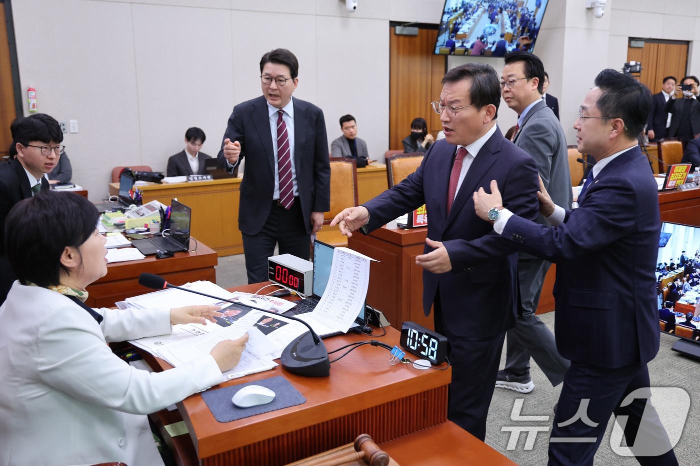 본문 이미지 - 김형동 국민의힘 간사가 7일 서울 여의도 국회에서 열린 윤석열정권정치검찰조작기소의혹사건진상규명국정조사특별위원회 전체회의에서 서영교 위원장에게 항의하고 있다. 2026.4.7 ⓒ 뉴스1 신웅수 기자