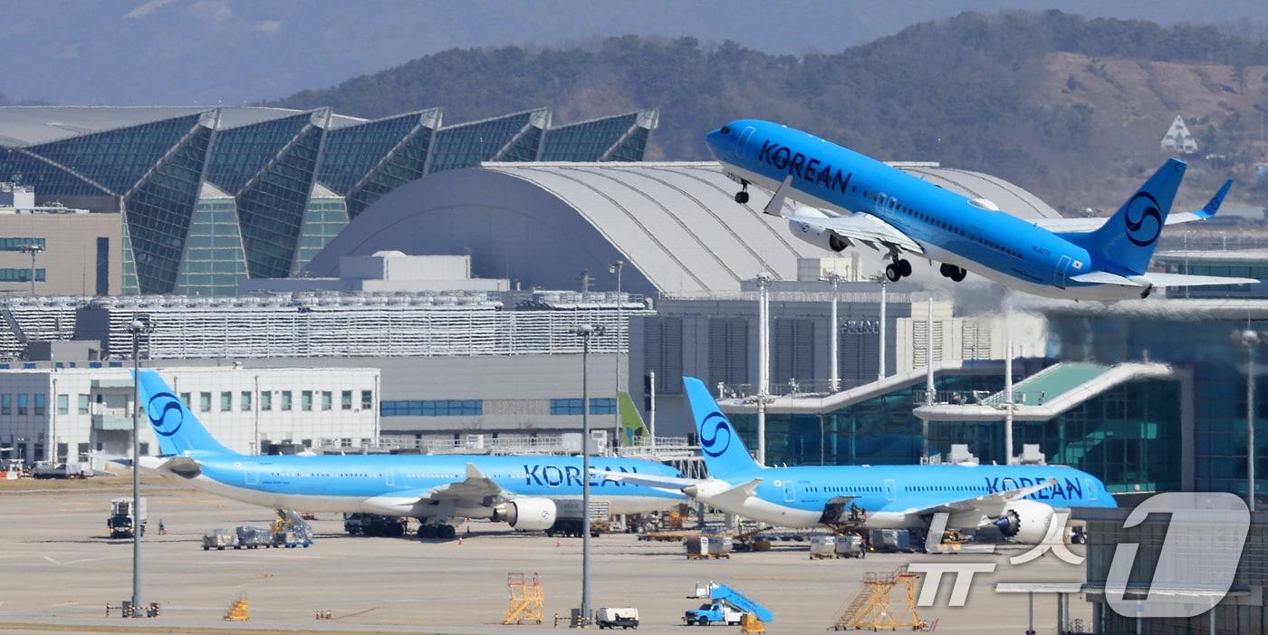 본문 이미지 - 중동 사태의 장기화로 국제유가가 가파르게 오르며 5월 유류할증료 인상이 예고된 7일 인천국제공항 계류장에서 항공기가 이륙하고 있다. 이날 대한항공과 아시아나항공에 따르면 5월 국내선 유류할증료는 이달에 적용 중인 7700원에 비해 4.4배 오른 3만4100원으로 책정됐다. 2016년 현행 유류할증료 체계가 도입된 이후 역대 최고액이다. 2026.4.7 ⓒ 뉴스1 이호윤 기자