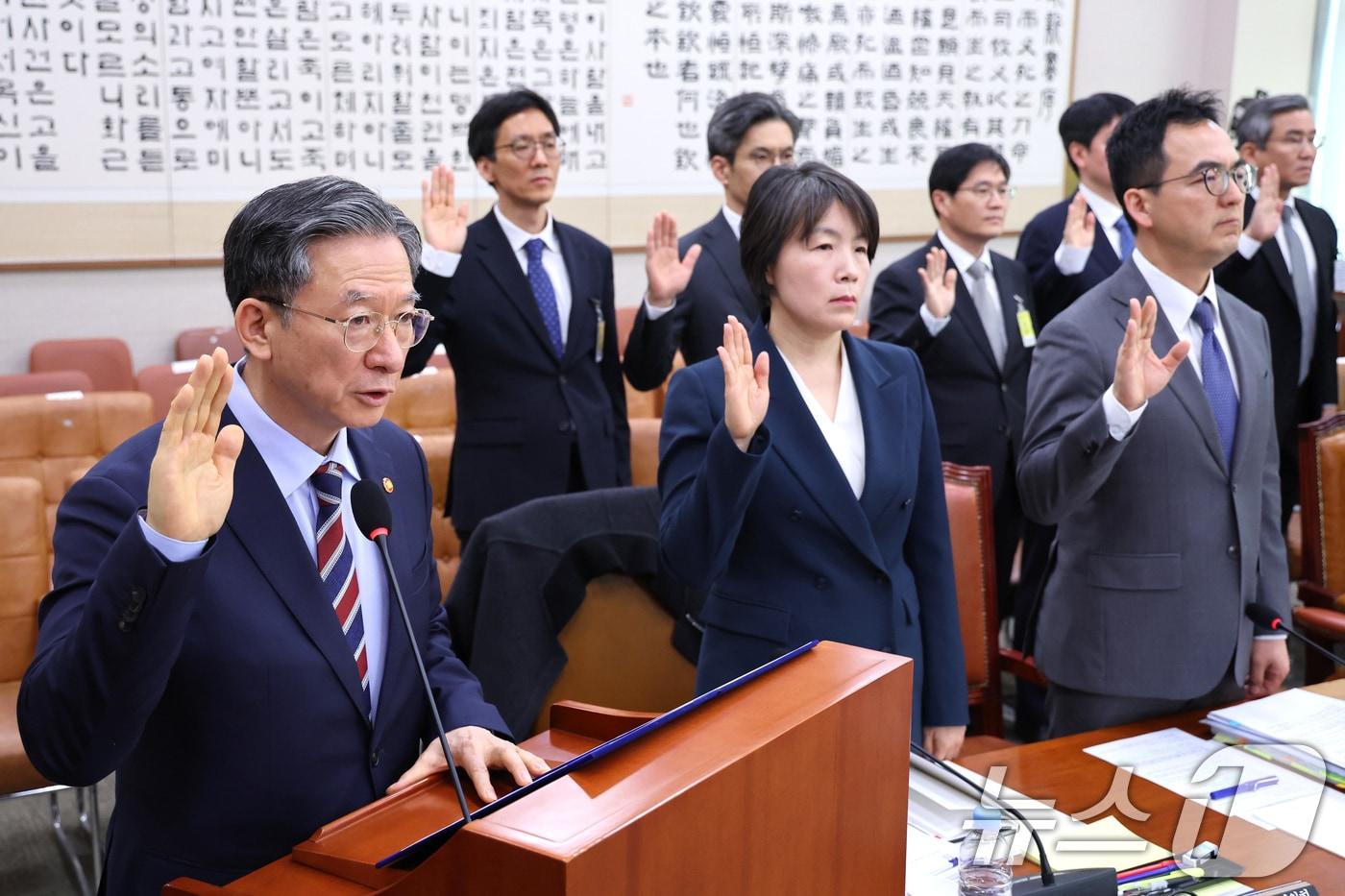 본문 이미지 - 정성호 법무부 장관이 7일 서울 여의도 국회에서 열린 윤석열정권정치검찰조작기소의혹사건진상규명국정조사특별위원회 전체회의에서 증인 선서를 하고 있다. 2026.4.7 ⓒ 뉴스1 신웅수 기자