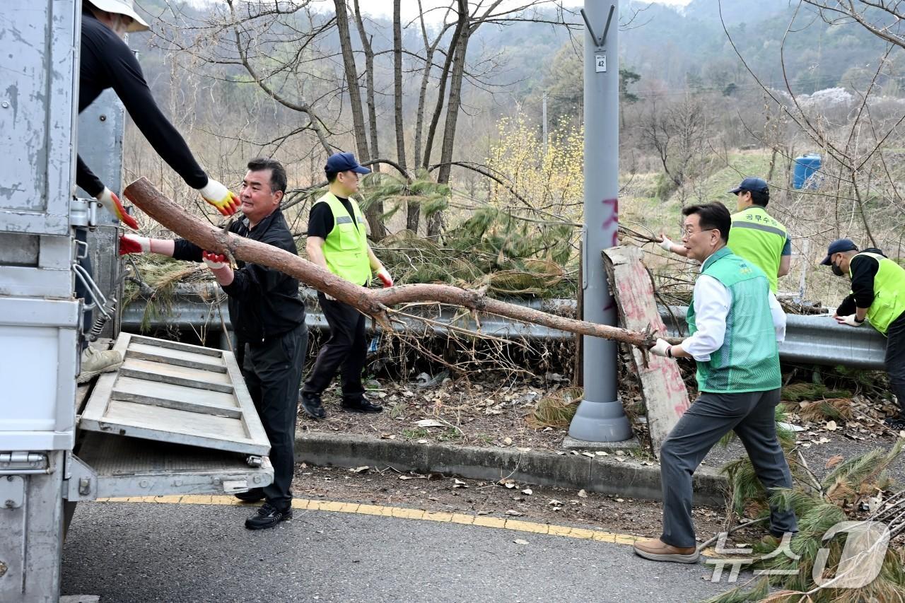 본문 이미지 - 대전 중구는 시민들의 대표 휴식공간인 보문산 일대 주요 등산로 주변 환경정비를 지난 3일부터 7일까지 실시했다고 밝혔다. 사진 오른쪽 김제선 중구청장. (대전 중구청 제공. 재판매 및 DB금지) 2026.4.7/뉴스1