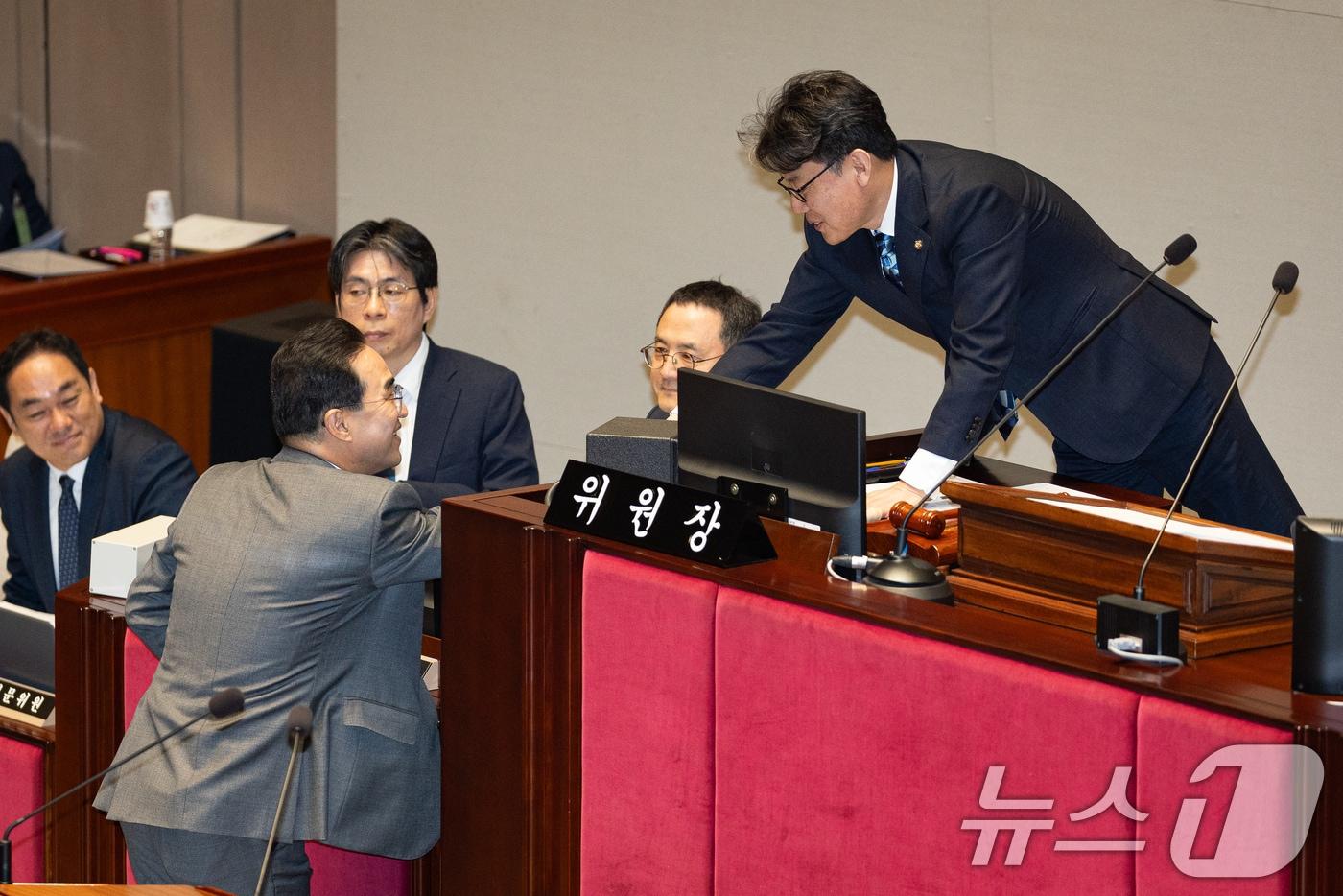 본문 이미지 - 진성준 국회 예산결산특별위원장과 박홍근 기획예산처 장관이 7일 서울 여의도 국회에서 열린 제434회 국회(임시회) 예산결산특별위원회 제1차 전체회의에서 인사하고 있다. 2026.4.7 ⓒ 뉴스1 유승관 기자