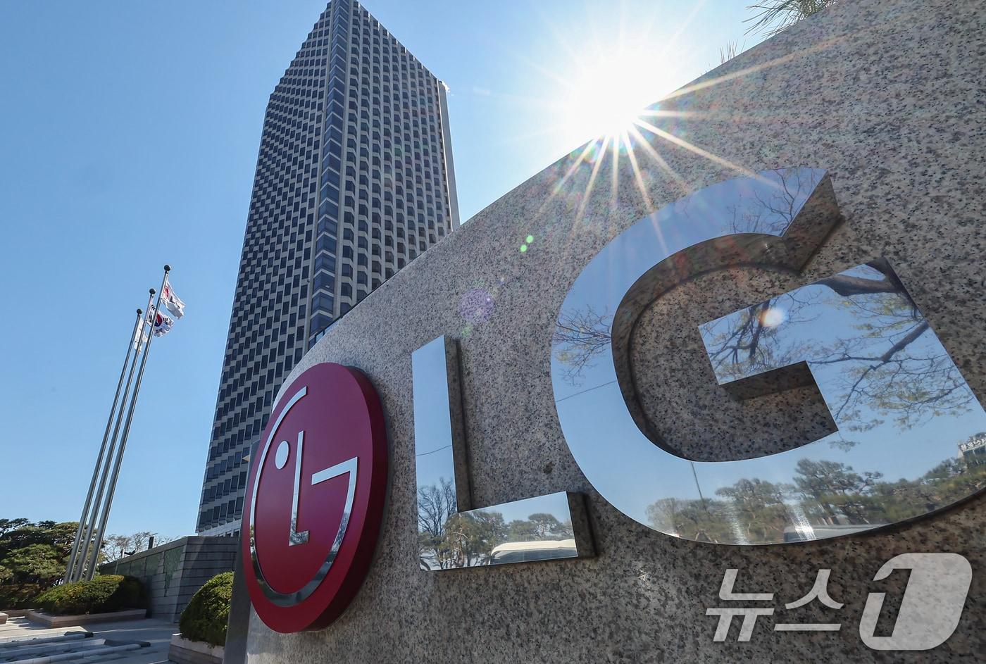 본문 이미지 - LG전자는 7일 올해 1분기 연결기준 영업이익이 1조 6736억 원으로 전년 동기 대비 32.9% 성장한 것으로 잠정 집계됐다고 7일 공시했다. 같은 기간 매출액은 23조 7330억 원을 기록했다. 전년 동기 대비 4.4% 성장한 규모다. 역대 1분기 기준 최대 매출이다. 사진은 이날 서울 여의도 LG트윈타워의 모습. 2026.4.7 ⓒ 뉴스1 김도우 기자