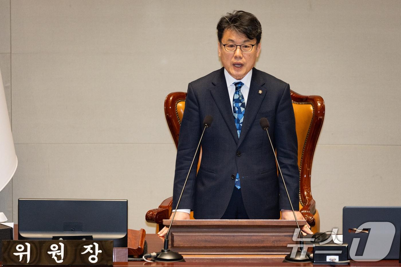 본문 이미지 - 진성준 국회 예산결산특별위원장이 7일 서울 여의도 국회에서 열린 제434회 국회(임시회) 예산결산특별위원회 제1차 전체회의에서 인사말을 하고 있다. 2026.4.7 ⓒ 뉴스1 유승관 기자