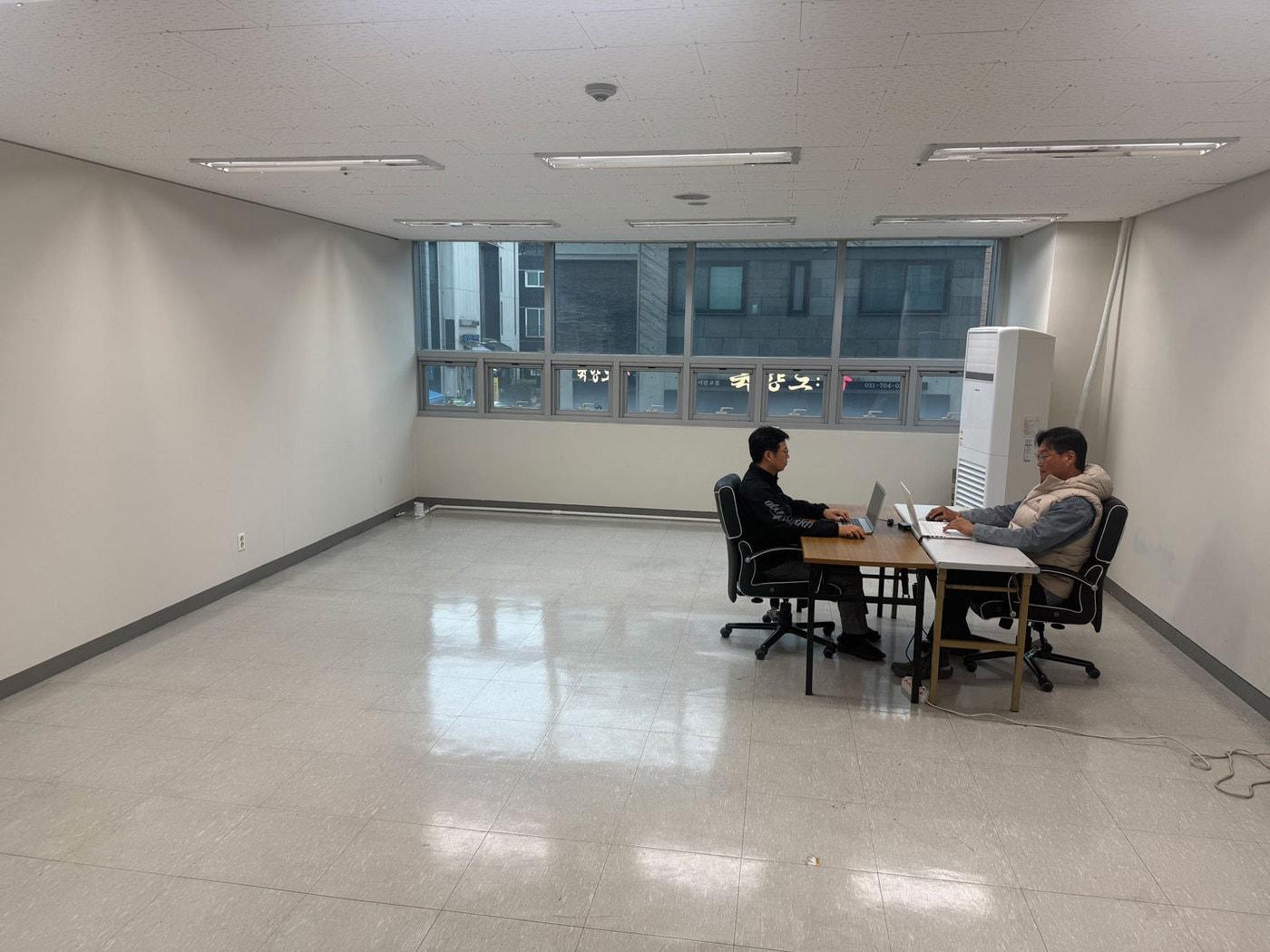 본문 이미지 - 최근 복직한 KPGA 직원이 사무실 별도 공간에 격리 배치된 모습. (KPGA 노조 제공)