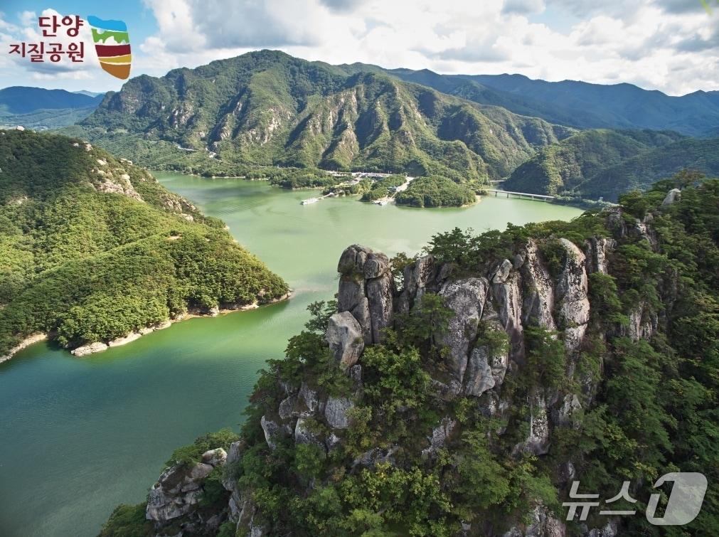 본문 이미지 - 단양지질공원인 구담봉.(단양군 제공. 재판매 및 DB금지)   