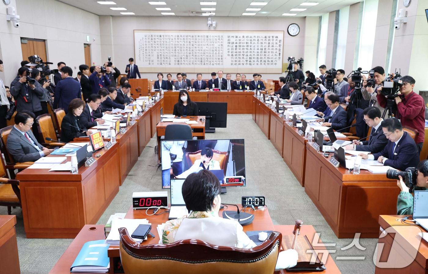 본문 이미지 - 더불어민주당 소속 서영교 위원장이 7일 서울 여의도 국회에서 열린 윤석열정권정치검찰조작기소의혹사건진상규명국정조사특별위원회 전체회의에서 의사봉을 두드리고 있다. 2026.4.7 ⓒ 뉴스1 신웅수 기자