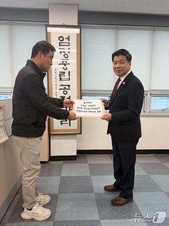 본문 이미지 - 예비후보 등록을 하고 있는 이상근 고성군수.(이상근 군수 측 제공. 재판매 및 DB금지)