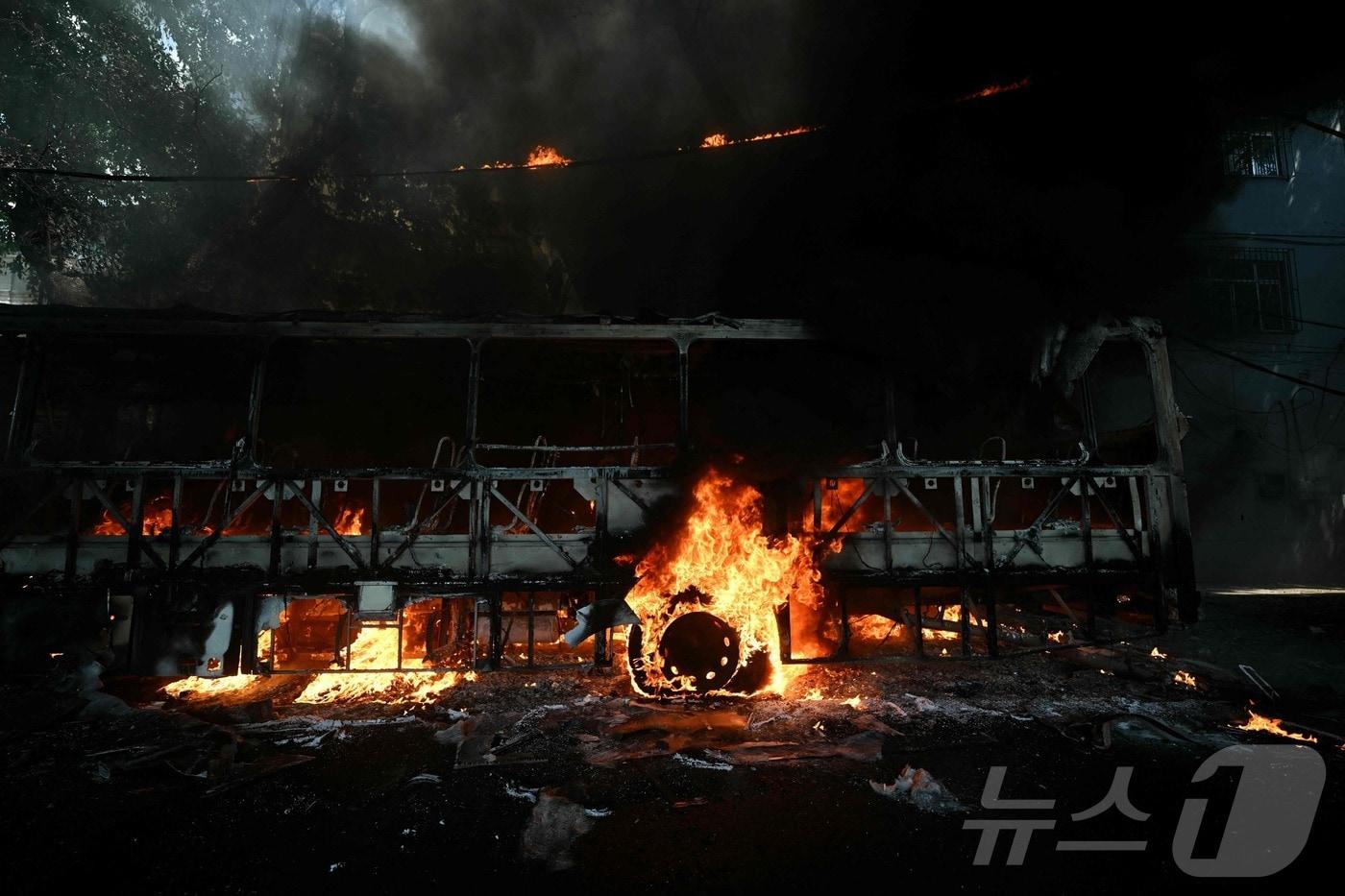 본문 이미지 - 18일(현지시간) 브라질 리우데자네이루 중심부에서 경찰 작전 중 마약 밀매업자들이 방화한 것으로 추정되는 버스의 모습. 2026.03.18. ⓒ AFP=뉴스1