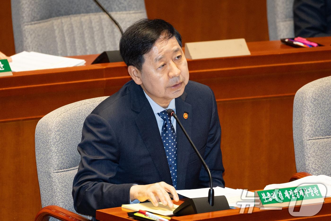 본문 이미지 - 구윤철 부총리 겸 재정경제부 장관이 7일 서울 여의도 국회에서 열린 제434회 국회(임시회) 예산결산특별위원회 제1차 전체회의에서 의원 질의에 답하고 있다. 2026.4.7 ⓒ 뉴스1 유승관 기자