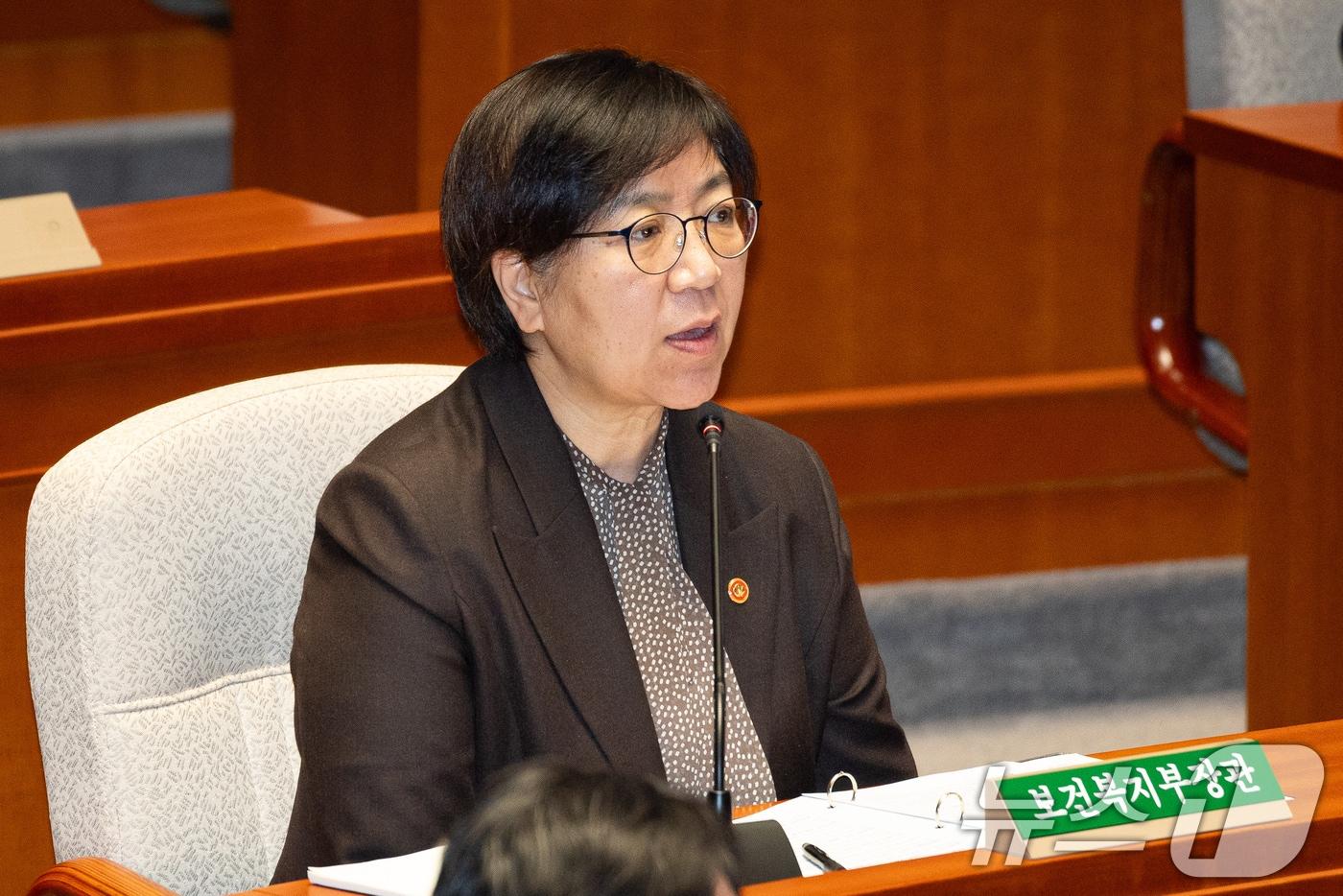 본문 이미지 - 정은경 보건복지부 장관이 7일 서울 여의도 국회에서 열린 제434회 국회(임시회) 예산결산특별위원회 제1차 전체회의에서 의원 질의에 답하고 있다. 2026.4.7 ⓒ 뉴스1 유승관 기자