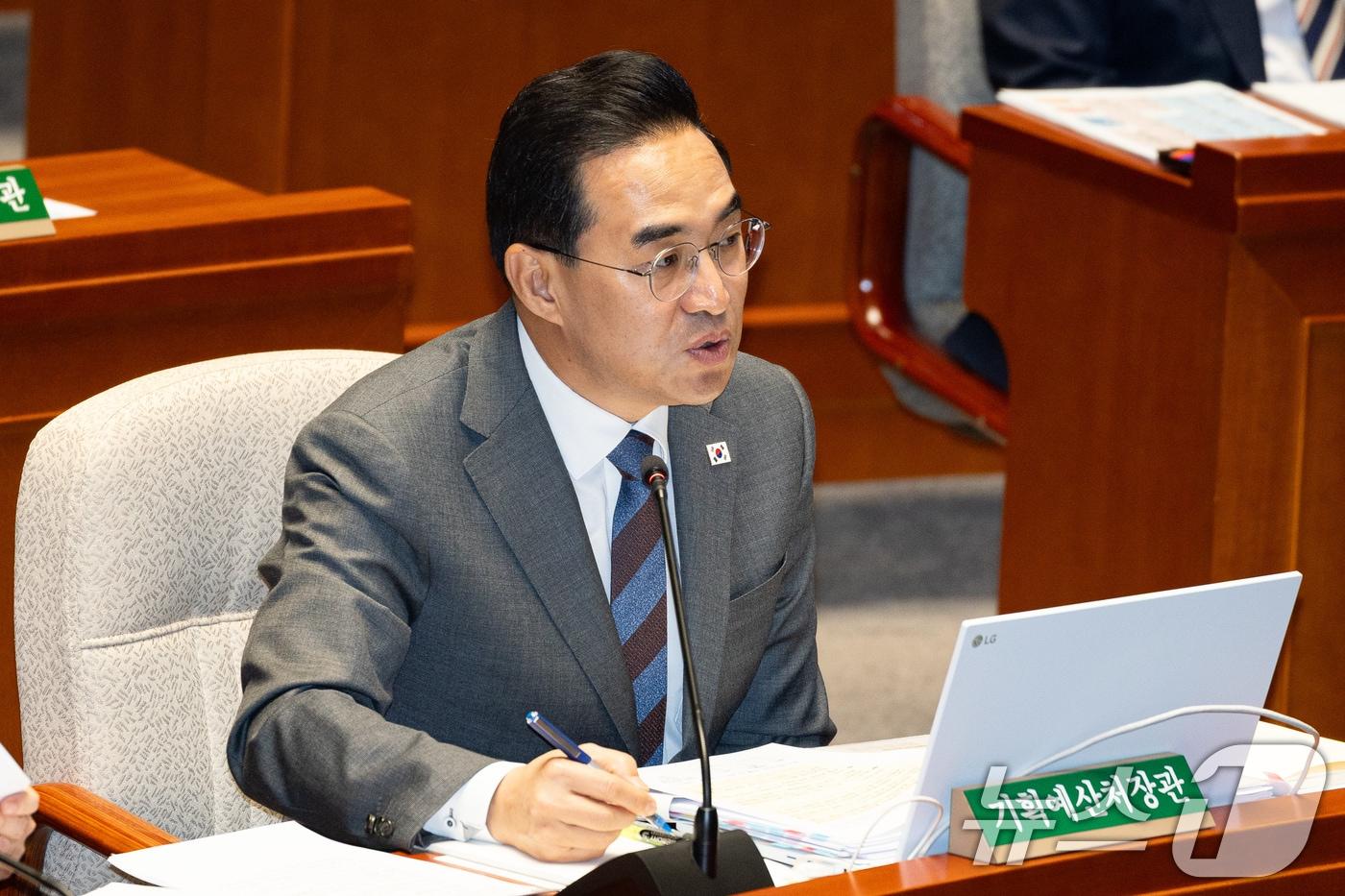 본문 이미지 - 박홍근 기획예산처 장관이 7일 서울 여의도 국회에서 열린 제434회 국회(임시회) 예산결산특별위원회 제1차 전체회의에서 의원 질의에 답하고 있다. 2026.4.7 ⓒ 뉴스1 유승관 기자