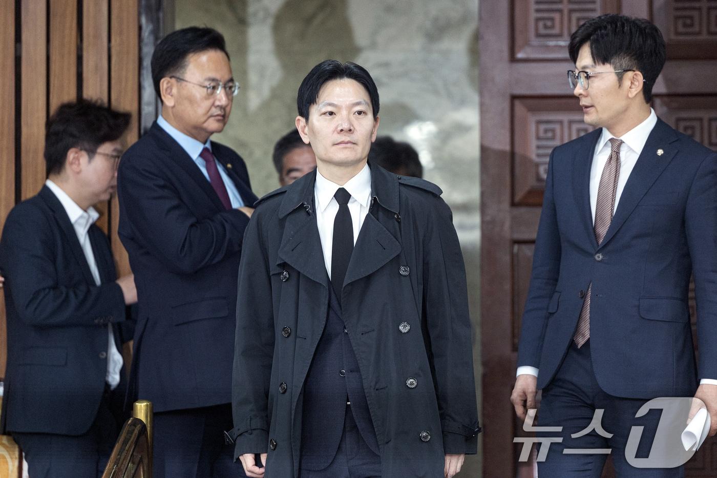 본문 이미지 - '쌍방울 대북 송금' 사건을 수사했던 박상용 검사가 7일 서울 여의도 국회에서 국민의힘 '윤석열정권 정치검찰 조작기소 의혹사건 진상규명' 국정조사특별위원회 위원단 주최로 열린 더불어민주당의 공소취소·재판조작 진상규명 청문회에 증인으로 출석하고 있다. 2026.4.7 ⓒ 뉴스1 이승배 기자