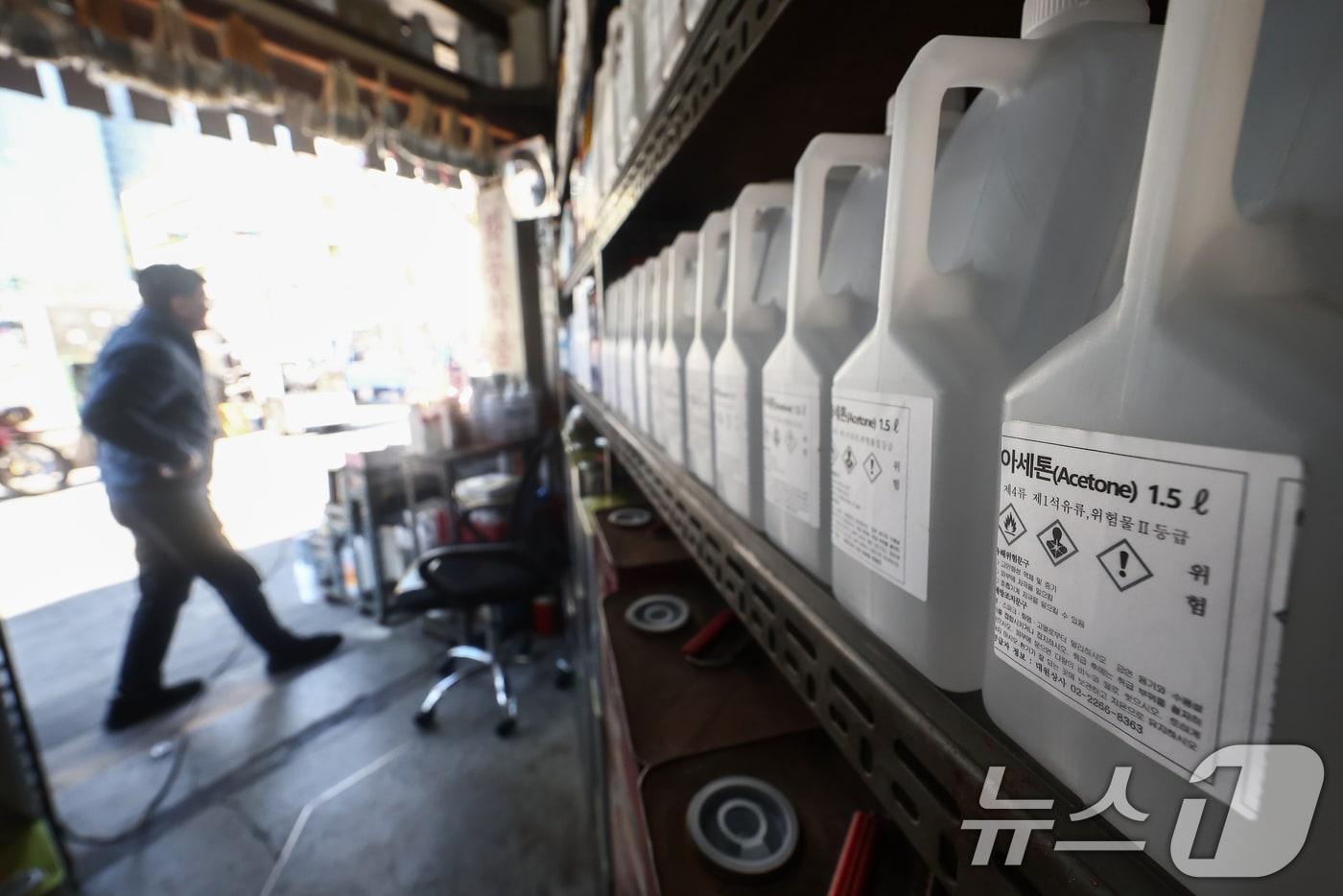 본문 이미지 - 미국·이란 전쟁과 호르무즈 해협 봉쇄로 국내 원유와 나프타 수급이 불안정한 가운데 7일 서울 시내의 한 화공약품 상점에 아세톤, 신나 등이 진열돼 있다. 2026.4.7 ⓒ 뉴스1 김민지 기자