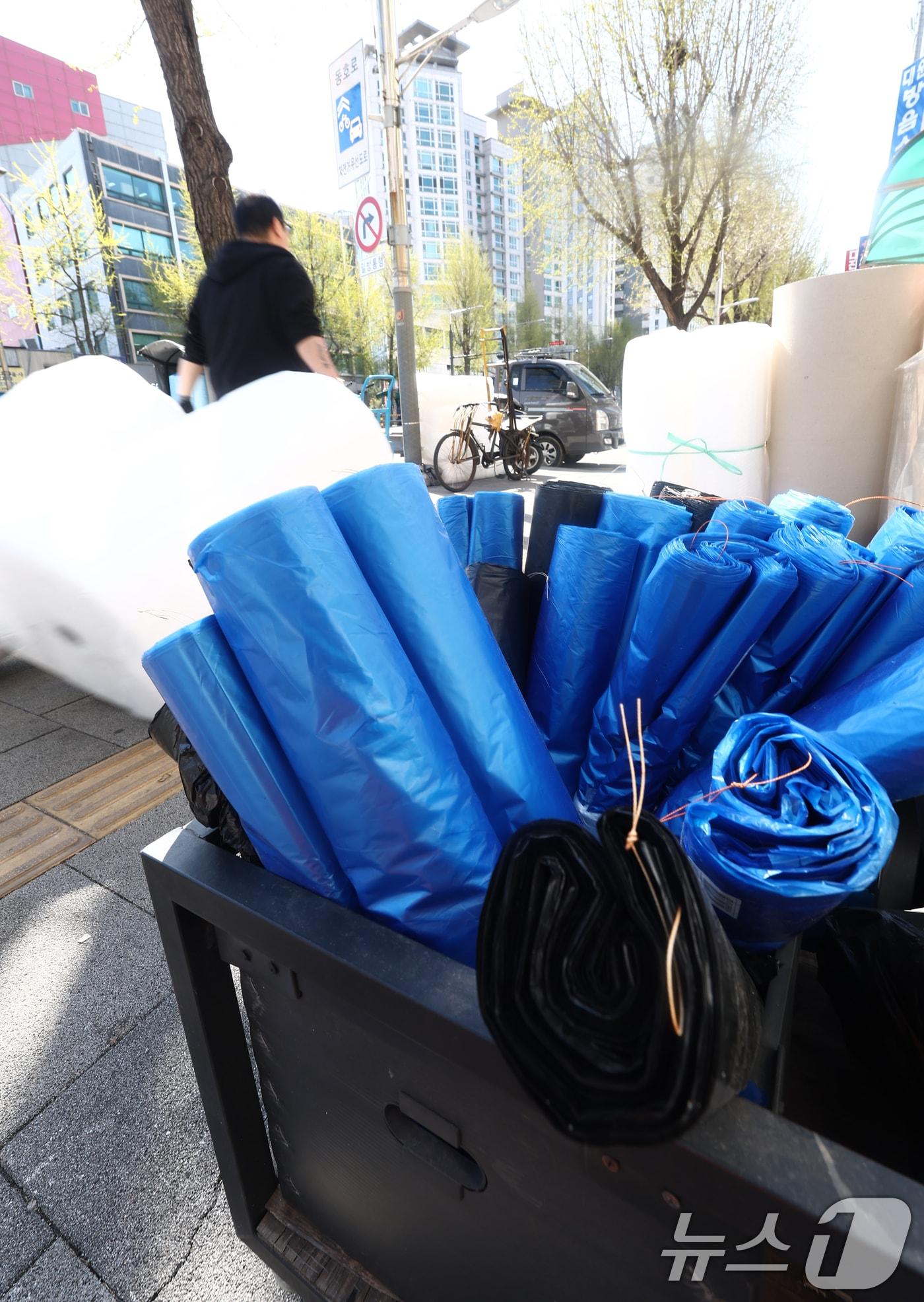 본문 이미지 - 미국·이란 전쟁과 호르무즈 해협 봉쇄로 국내 원유와 나프타 수급이 불안정한 가운데 7일 서울 시내의 비닐 포장재 업체에 테이프, 비닐 등이 진열돼 있다.  2026.4.7 ⓒ 뉴스1 김민지 기자