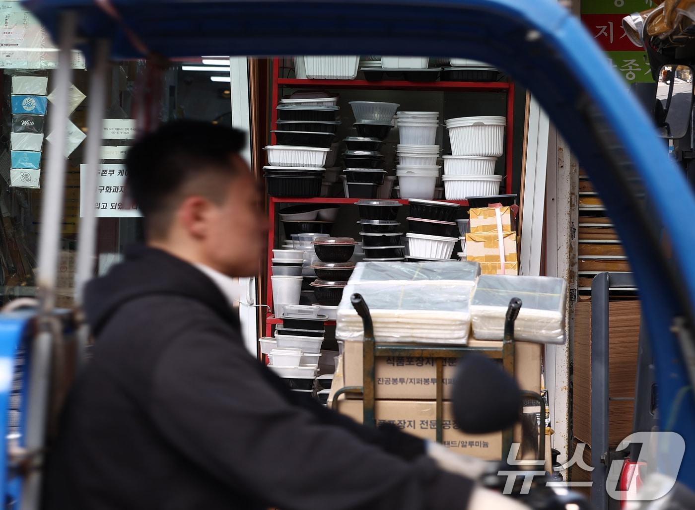 본문 이미지 - 서울 시내의 플라스틱 포장재 업체에 플라스틱 포장 용기가 진열돼 있다. 2026.4.7 ⓒ 뉴스1 김민지 기자